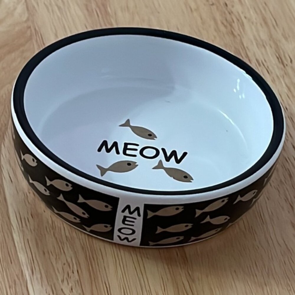 🎀 Whisker City ceramic cat bowl dish with ‘meow’ and fish print decor